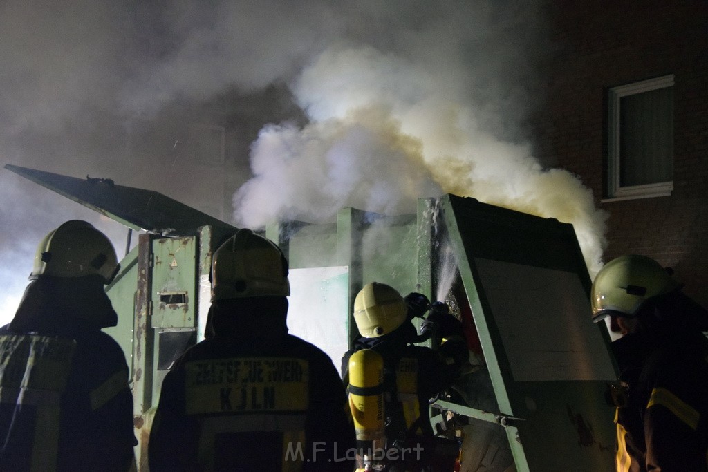 Feuer Papp Presscontainer Koeln Hoehenberg Bochumerstr P213.JPG - Miklos Laubert